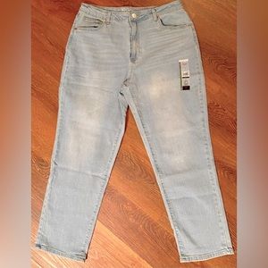 No Boundaries High Rise Mom Jeans